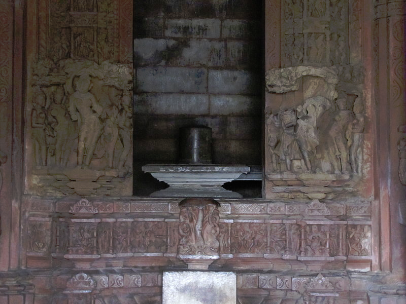 Image of Shiva Linga in the Garbhagriha of the Vishvanatha Temple by Khajuraho Maker(s) of Khajuraho, India