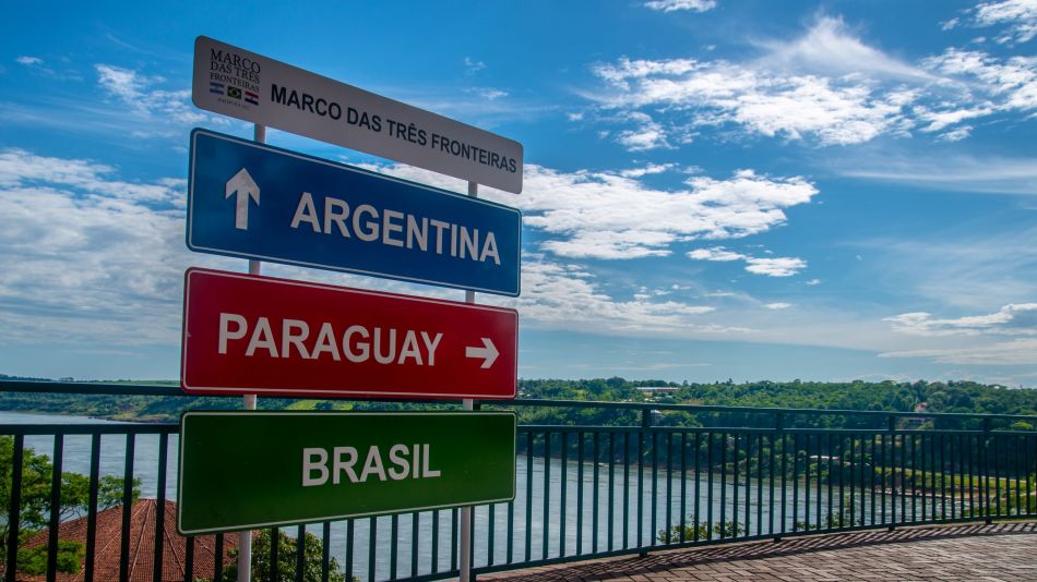 Letrero que señala las indicaciones para Argentina, Paraguay y Brasil.