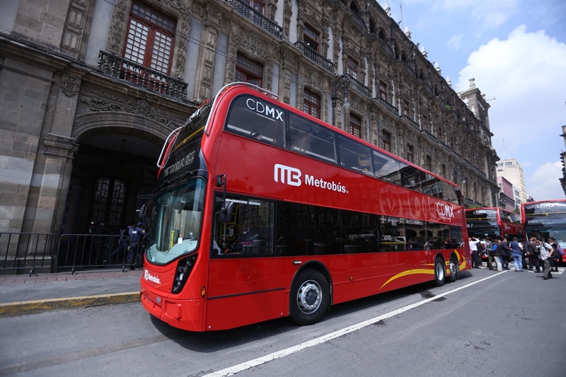Autobús rojo de dos niveles en una calle de la Ciudad de México.