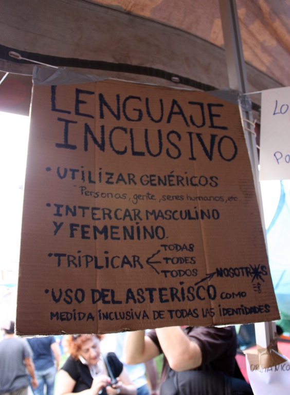 Un letrero que explica el uso del lenguaje inclusivo en una protesta feminista en Madrid, España.
