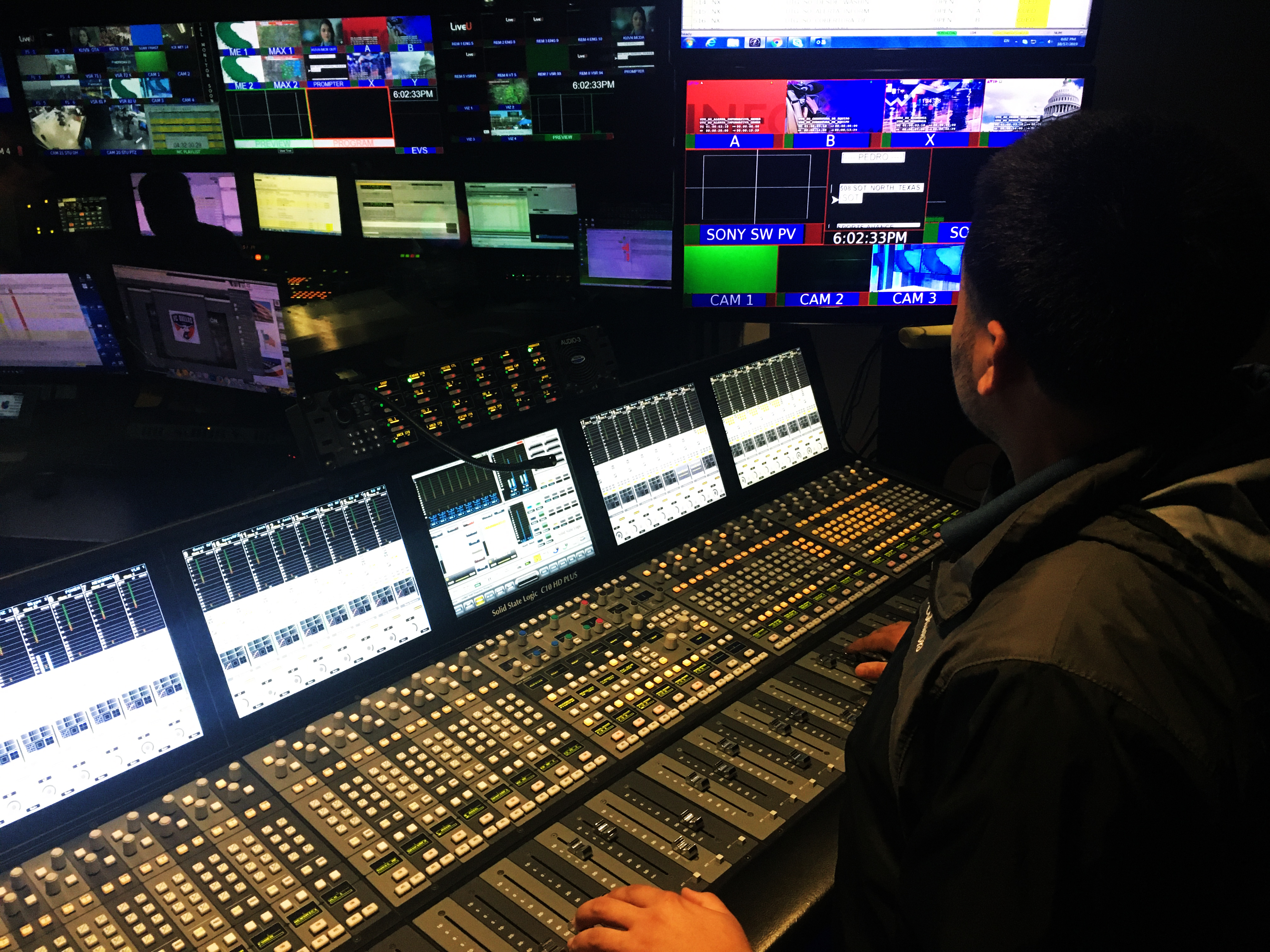 En la foto se ve a Juan Correa operando la Consola de Audio de Univisión en Dallas, Texas.